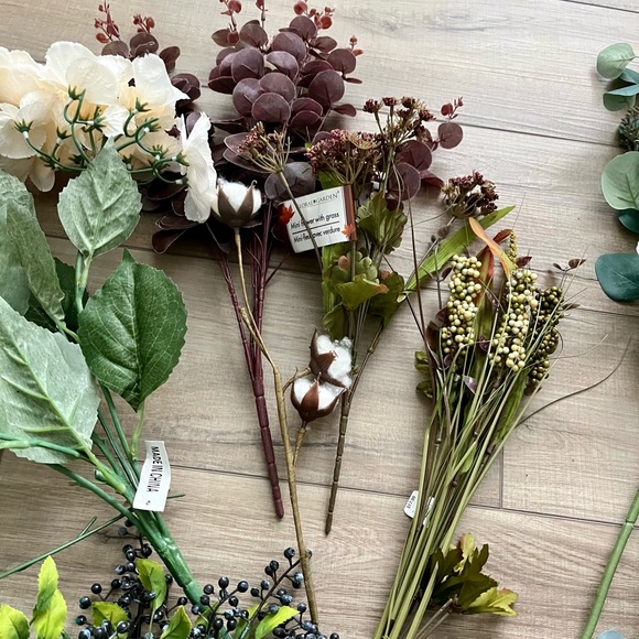 ❌SOLD❌ Bundle of Mixed Artificial and Silk Flowers, Stems - Picture 5 of 5